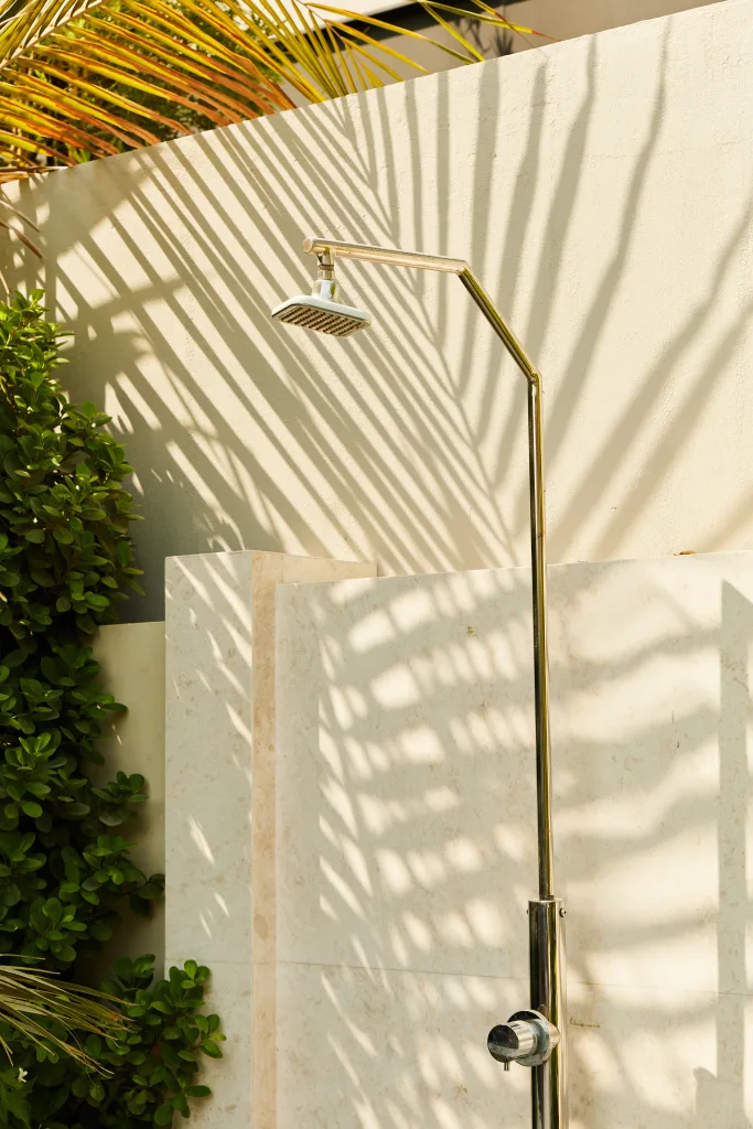 Dubai Hills Fairway 22 — Outdoor shower